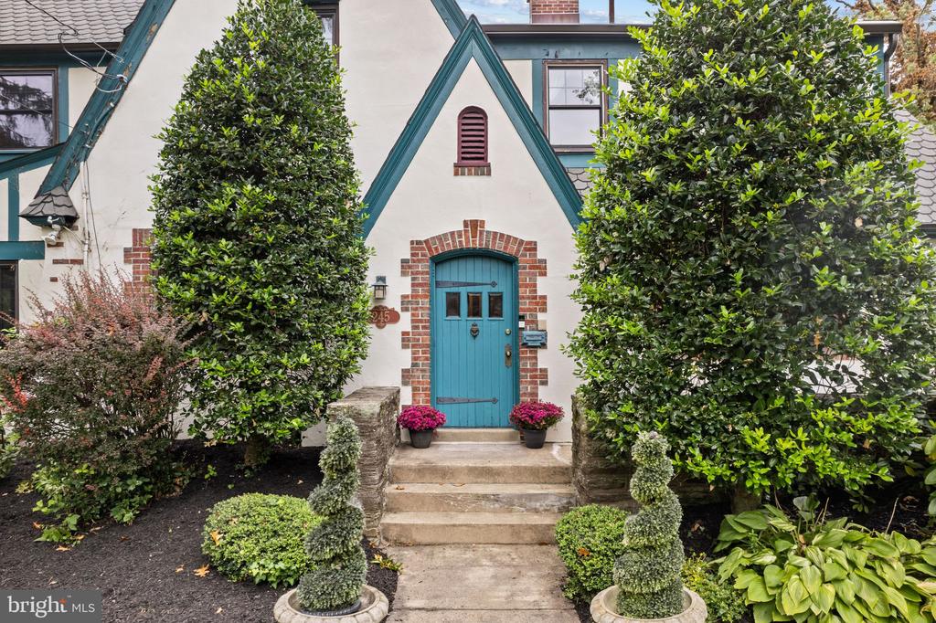 245 E KINGS HIGHWAY
