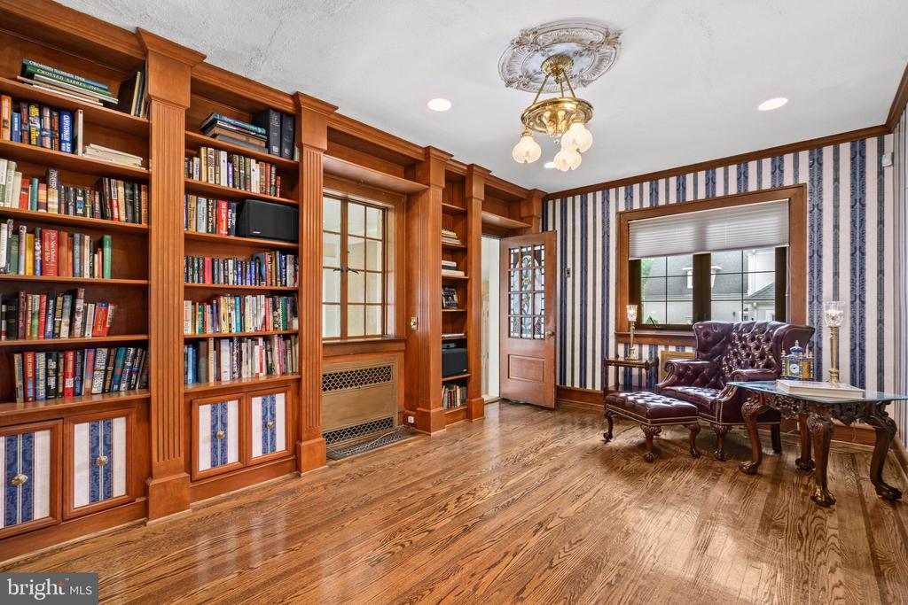 245 E KINGS HIGHWAY