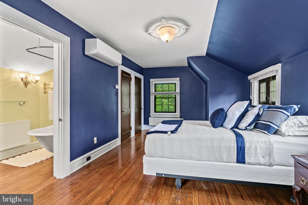 245 E KINGS HIGHWAY