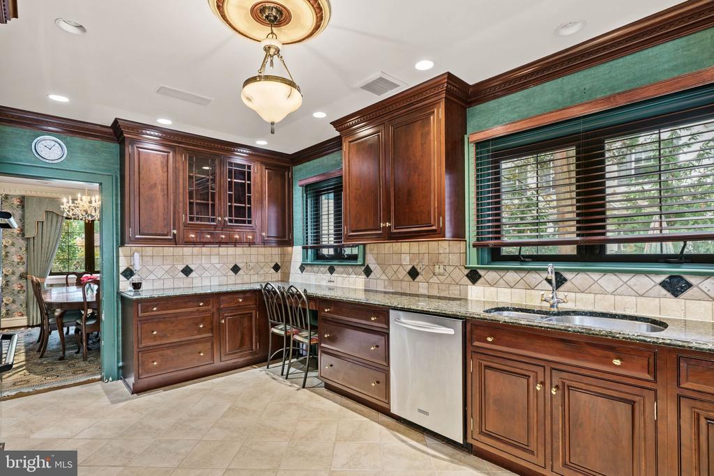 245 E KINGS HIGHWAY