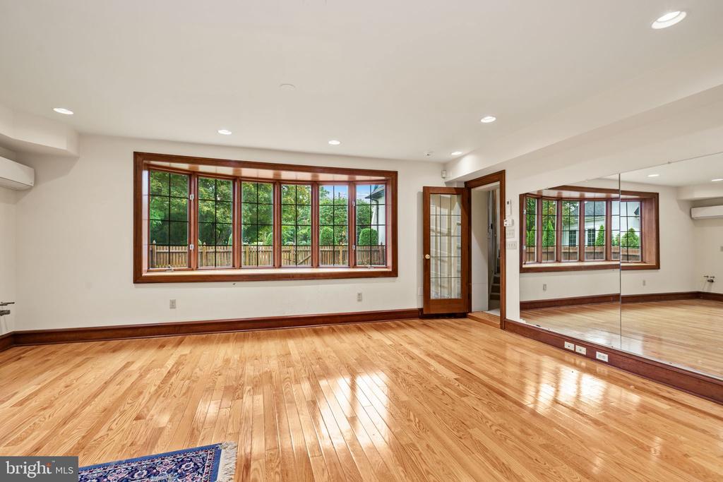 245 E KINGS HIGHWAY