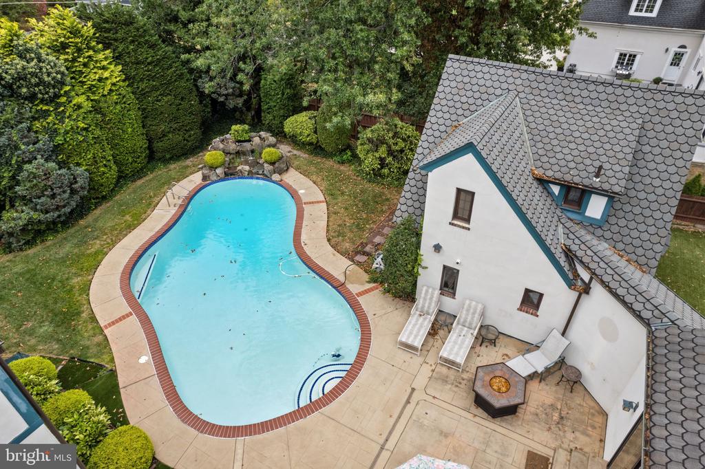 245 E KINGS HIGHWAY