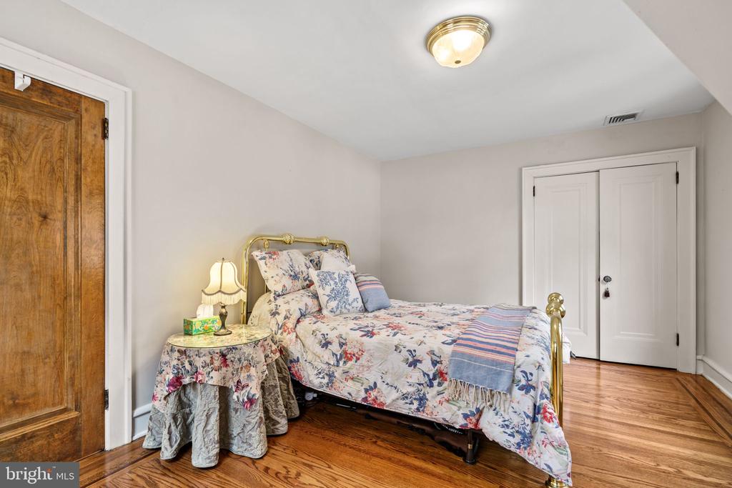 245 E KINGS HIGHWAY