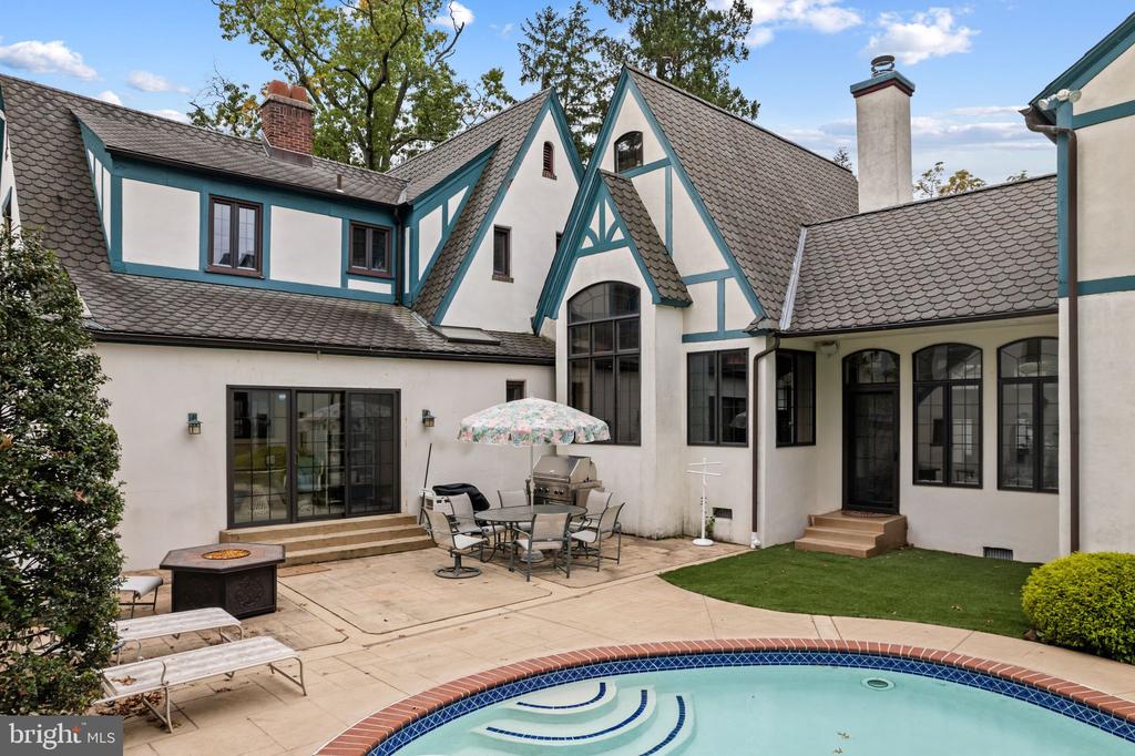 245 E KINGS HIGHWAY