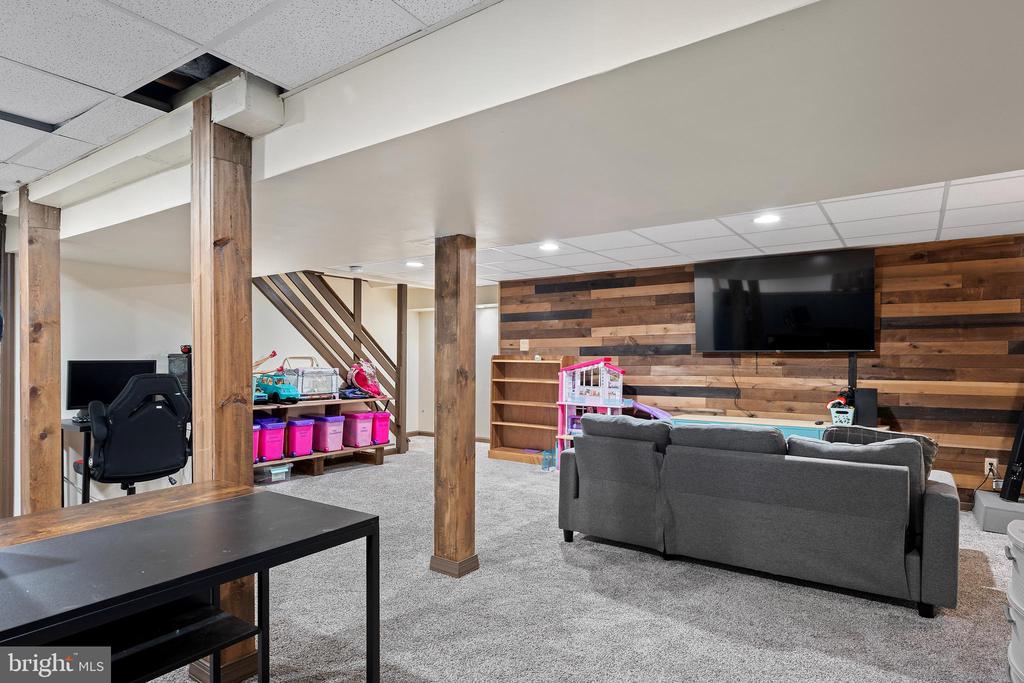 706 SYCAMORE COURT