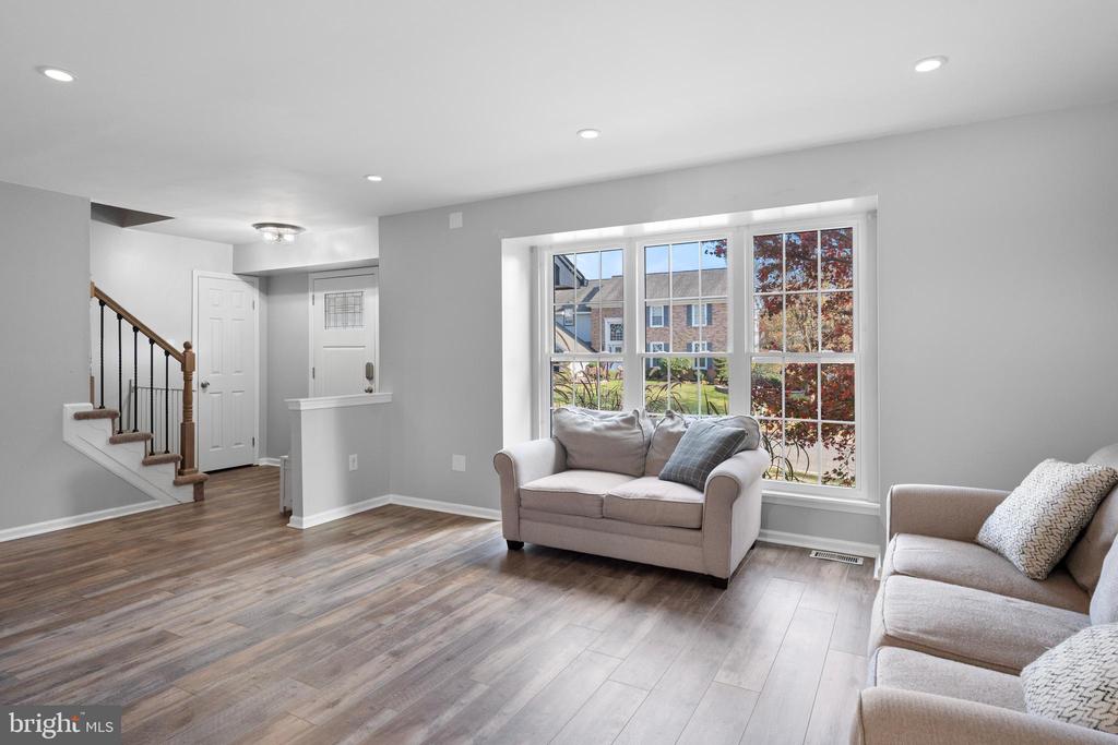 706 SYCAMORE COURT