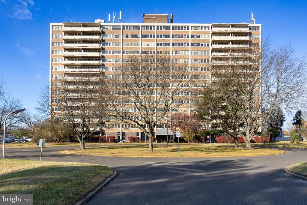 202 BARCLAY TOWERS