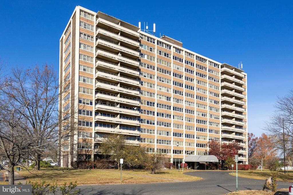 202 BARCLAY TOWERS
