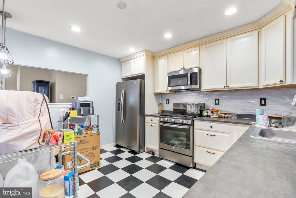103 W Woodburn Ave