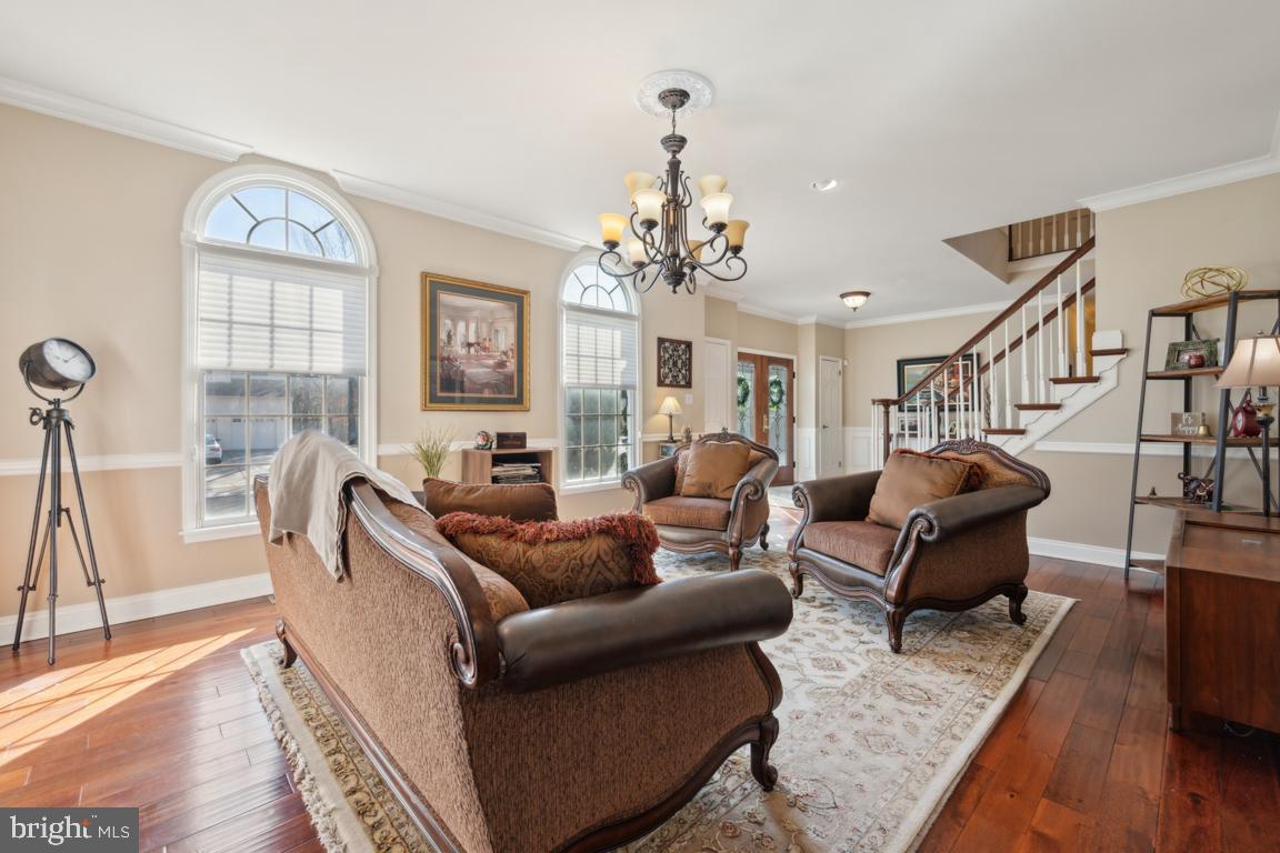 4 MOONSHADOW COURT