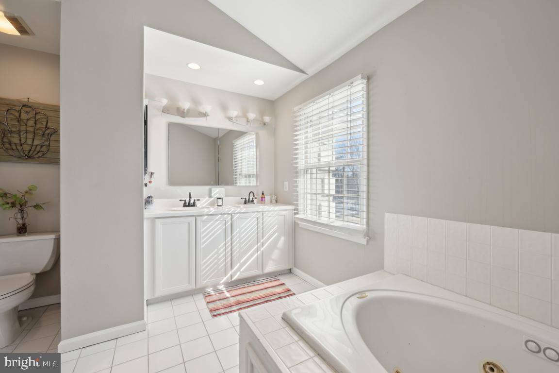 4 MOONSHADOW COURT