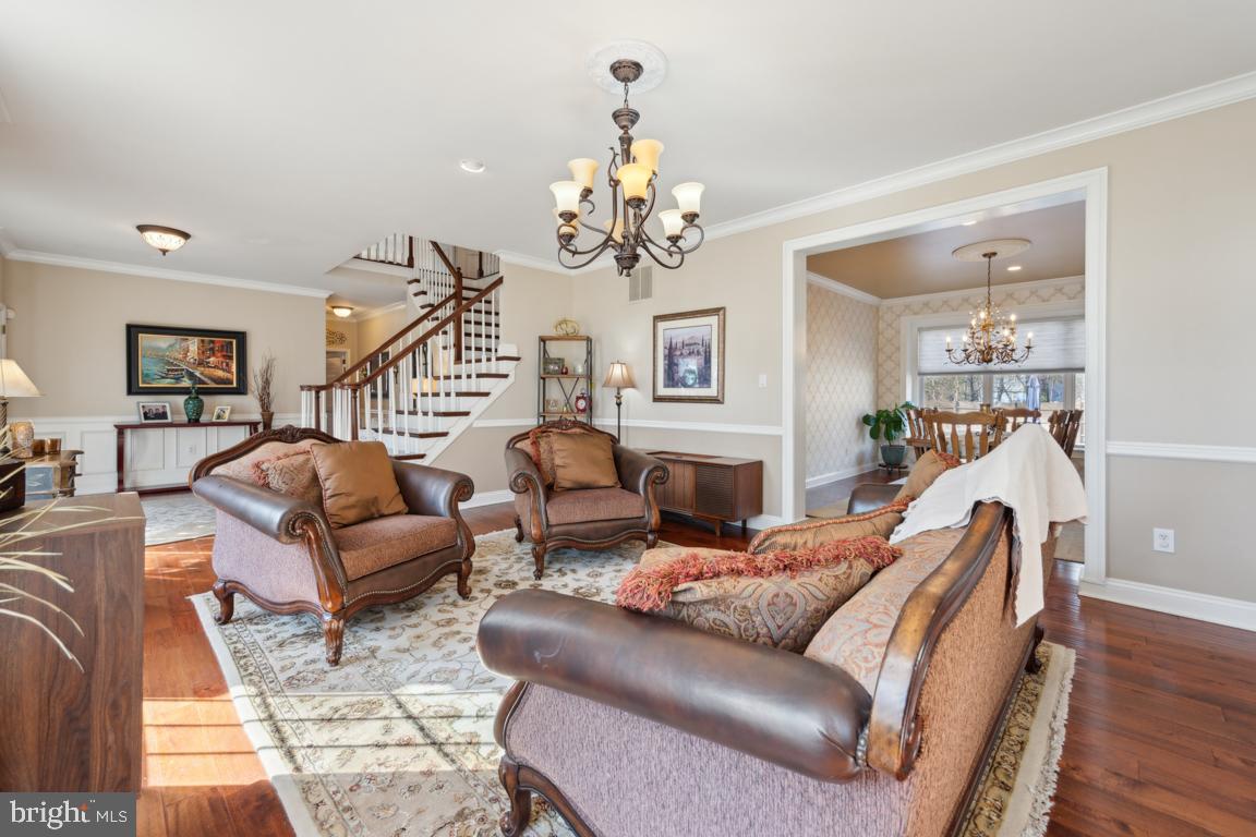 4 MOONSHADOW COURT