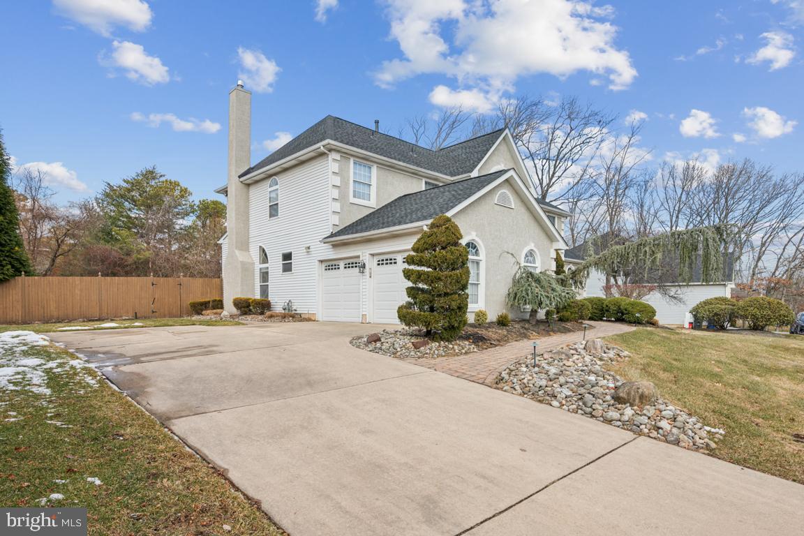 4 MOONSHADOW COURT