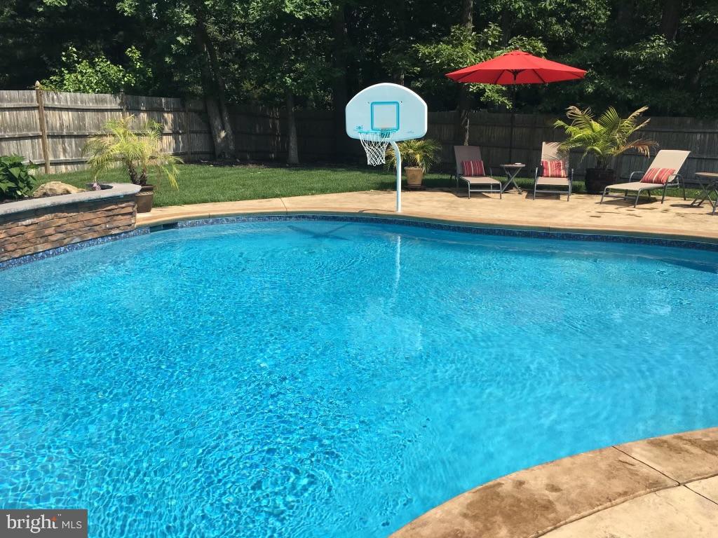 4 MOONSHADOW COURT
