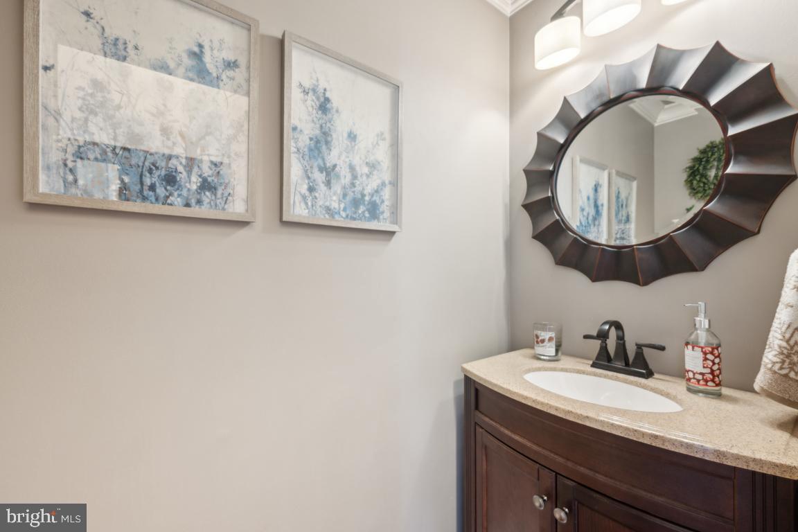 4 MOONSHADOW COURT