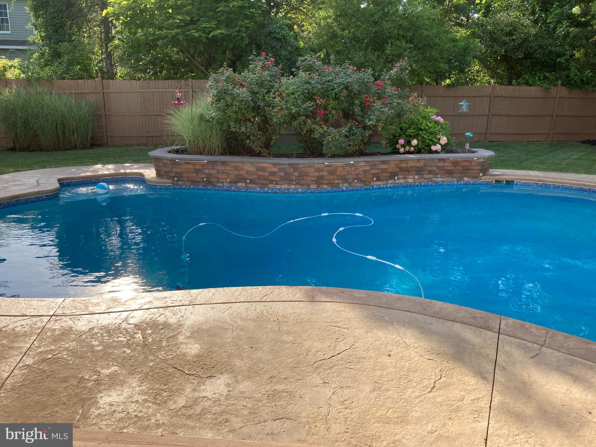 4 MOONSHADOW COURT