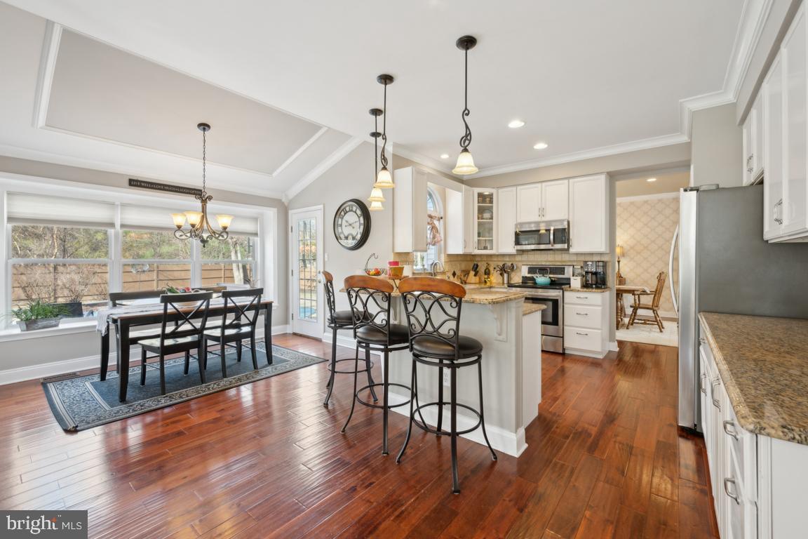 4 MOONSHADOW COURT