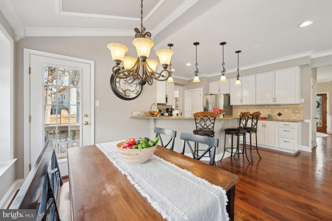 4 MOONSHADOW COURT