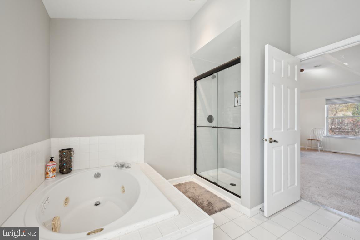 4 MOONSHADOW COURT