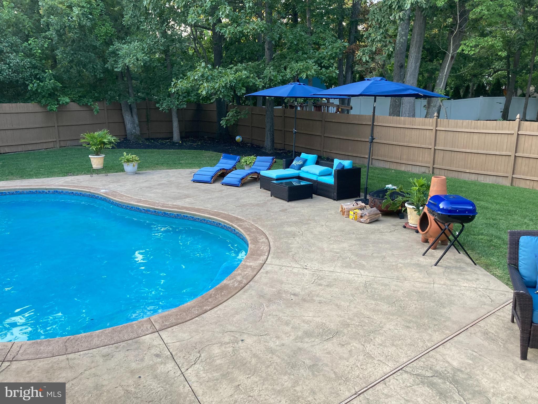 4 MOONSHADOW COURT