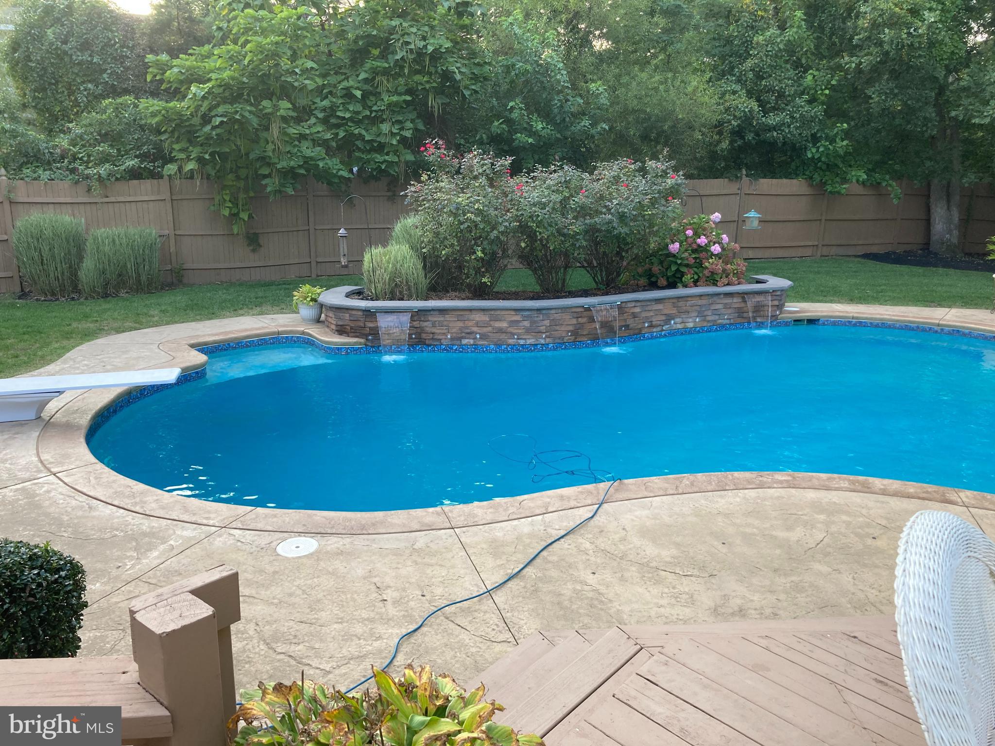 4 MOONSHADOW COURT