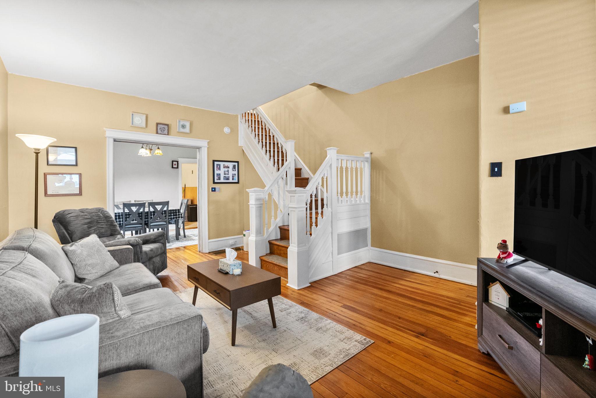 837 MONMOUTH STREET