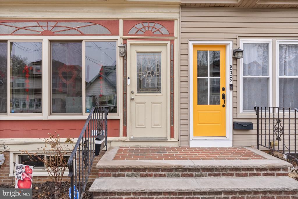 837 MONMOUTH STREET