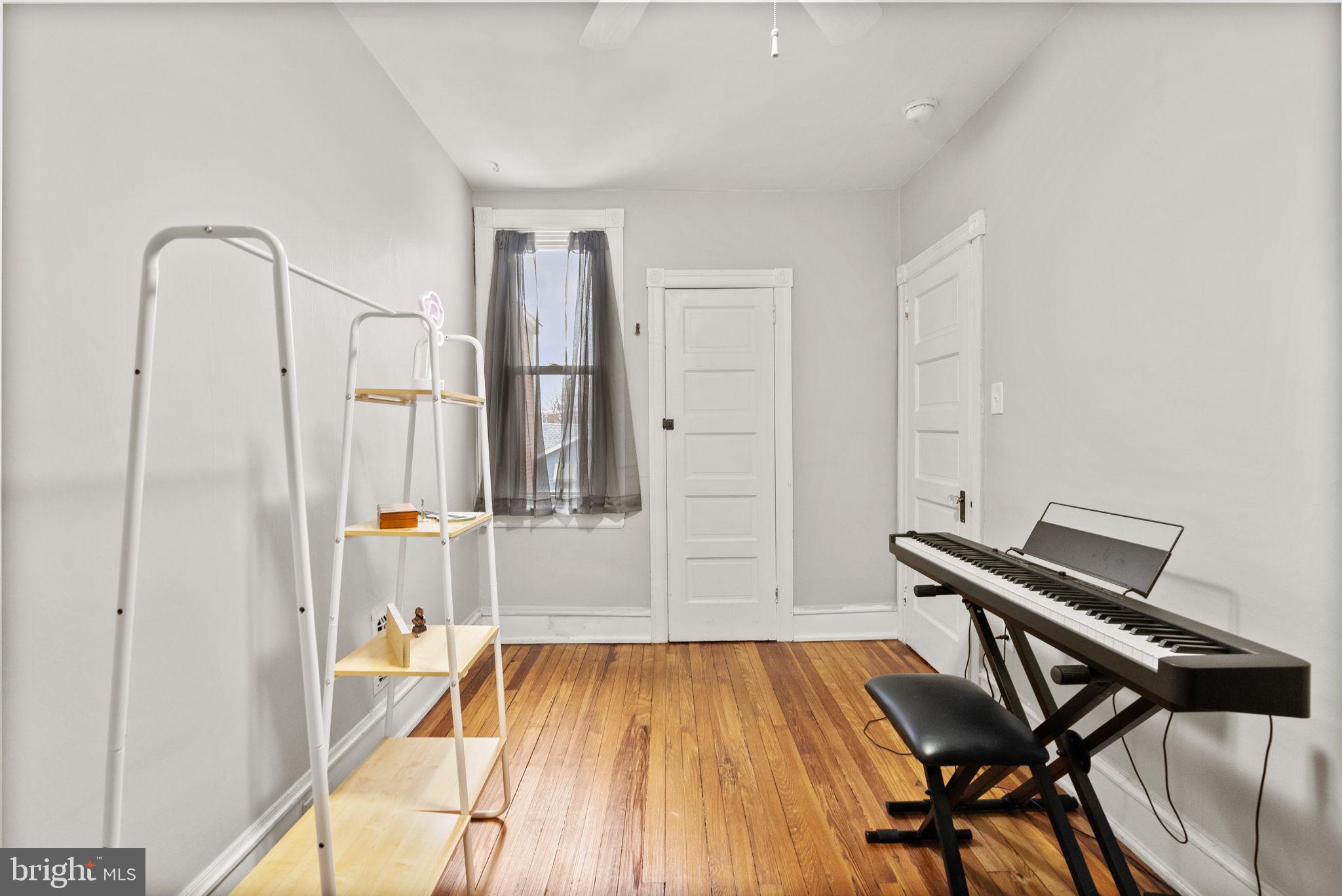 837 MONMOUTH STREET