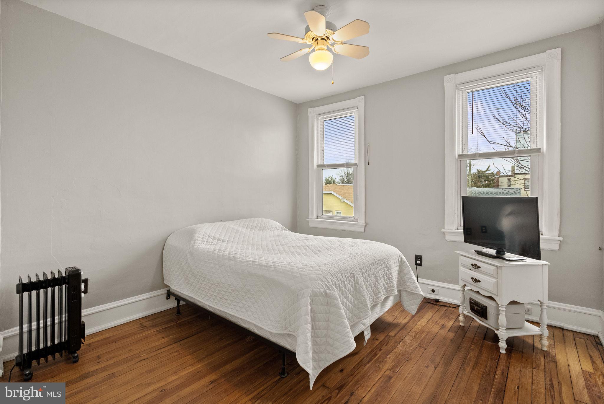 837 MONMOUTH STREET