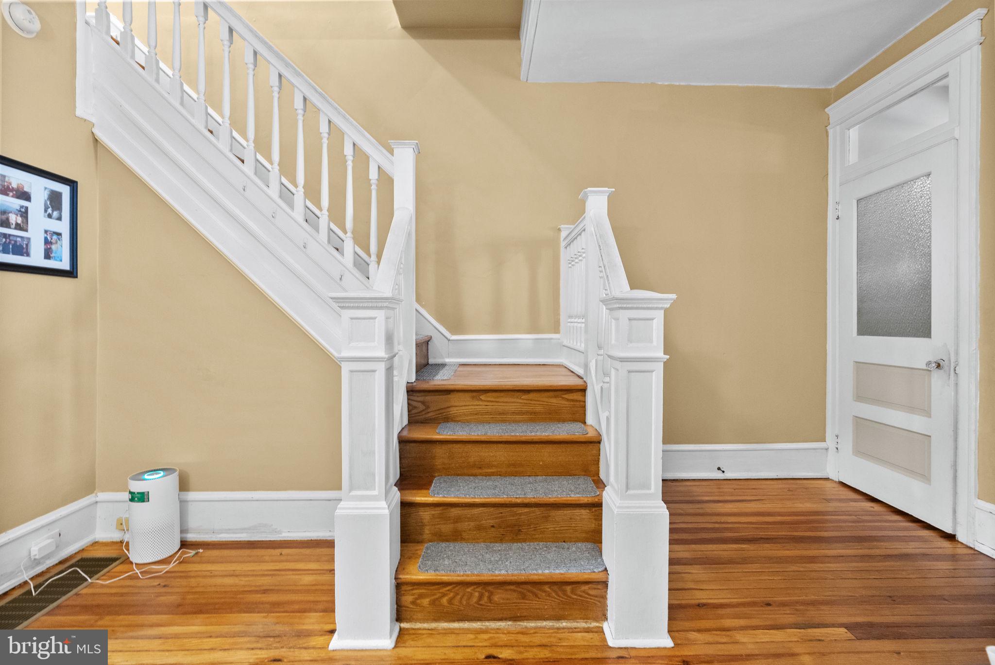 837 MONMOUTH STREET