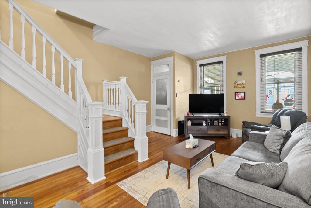 837 MONMOUTH STREET