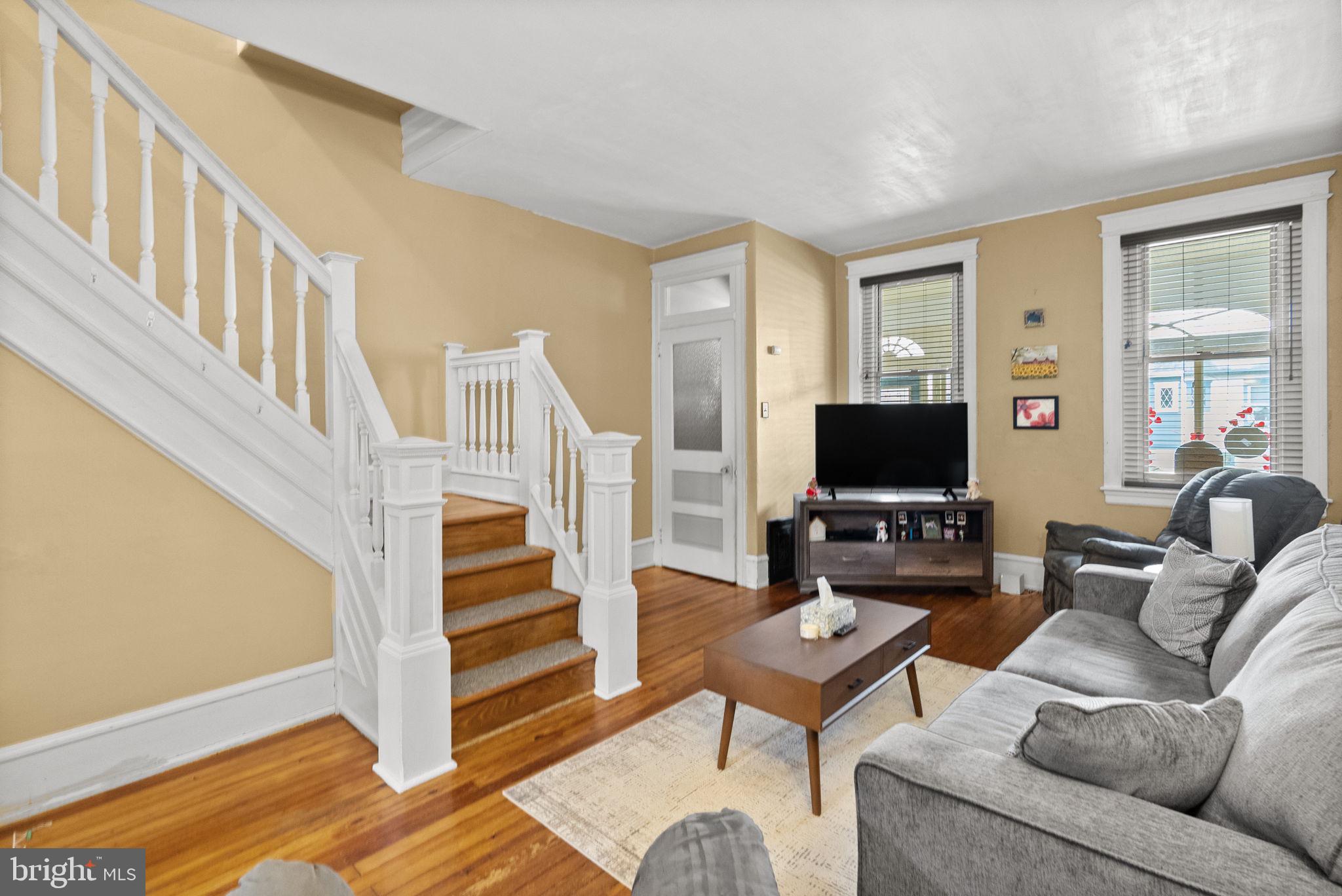 837 MONMOUTH STREET