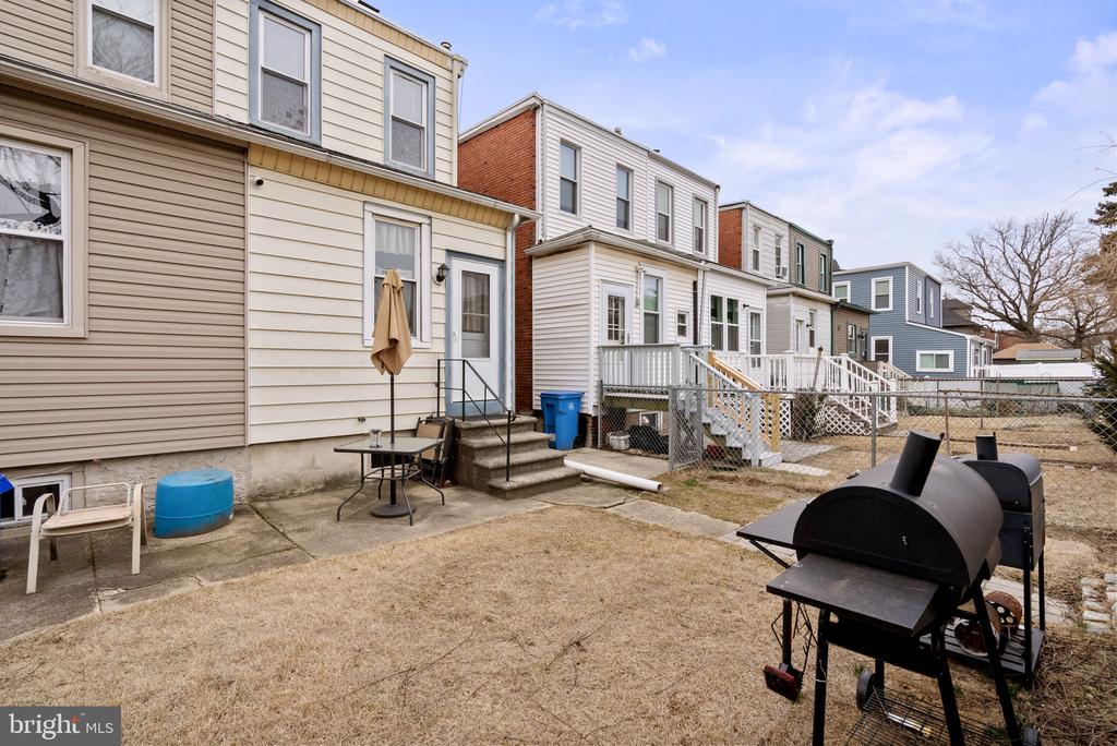 837 MONMOUTH STREET