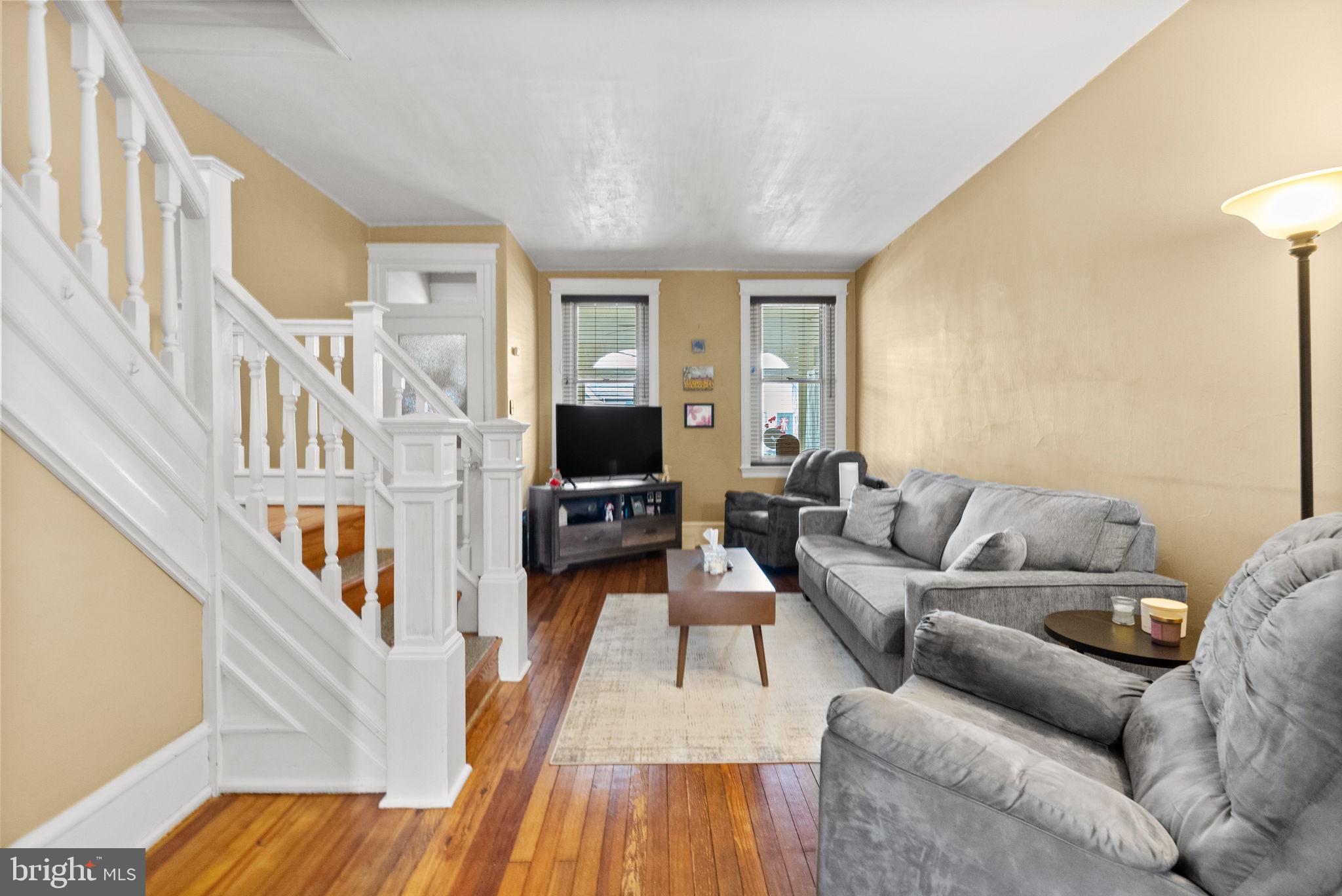 837 MONMOUTH STREET