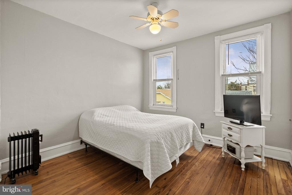 837 MONMOUTH STREET