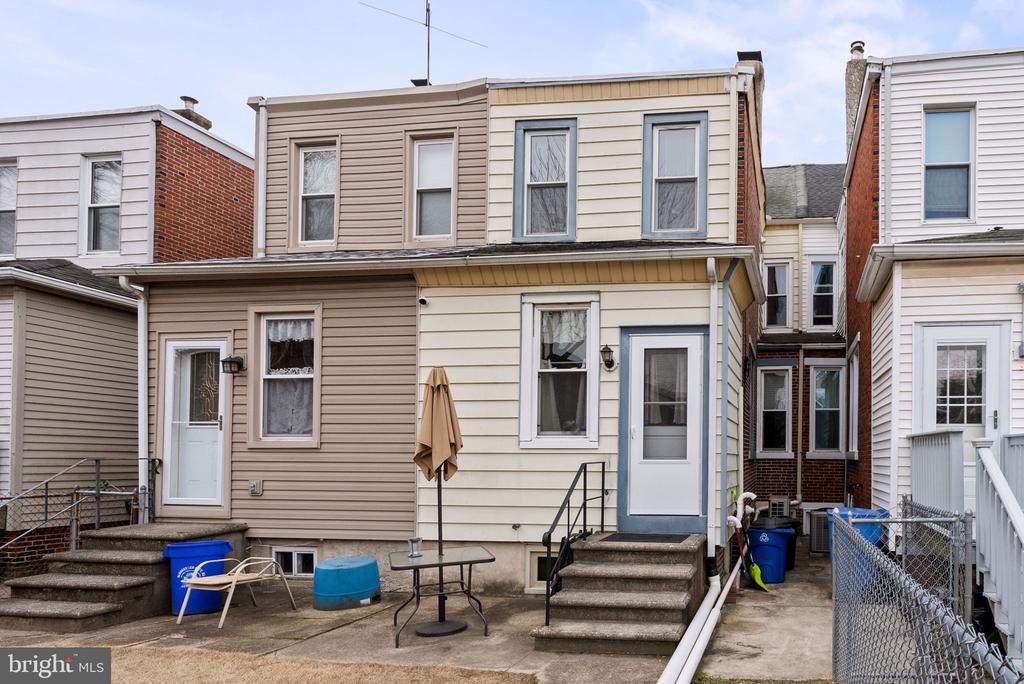 837 MONMOUTH STREET