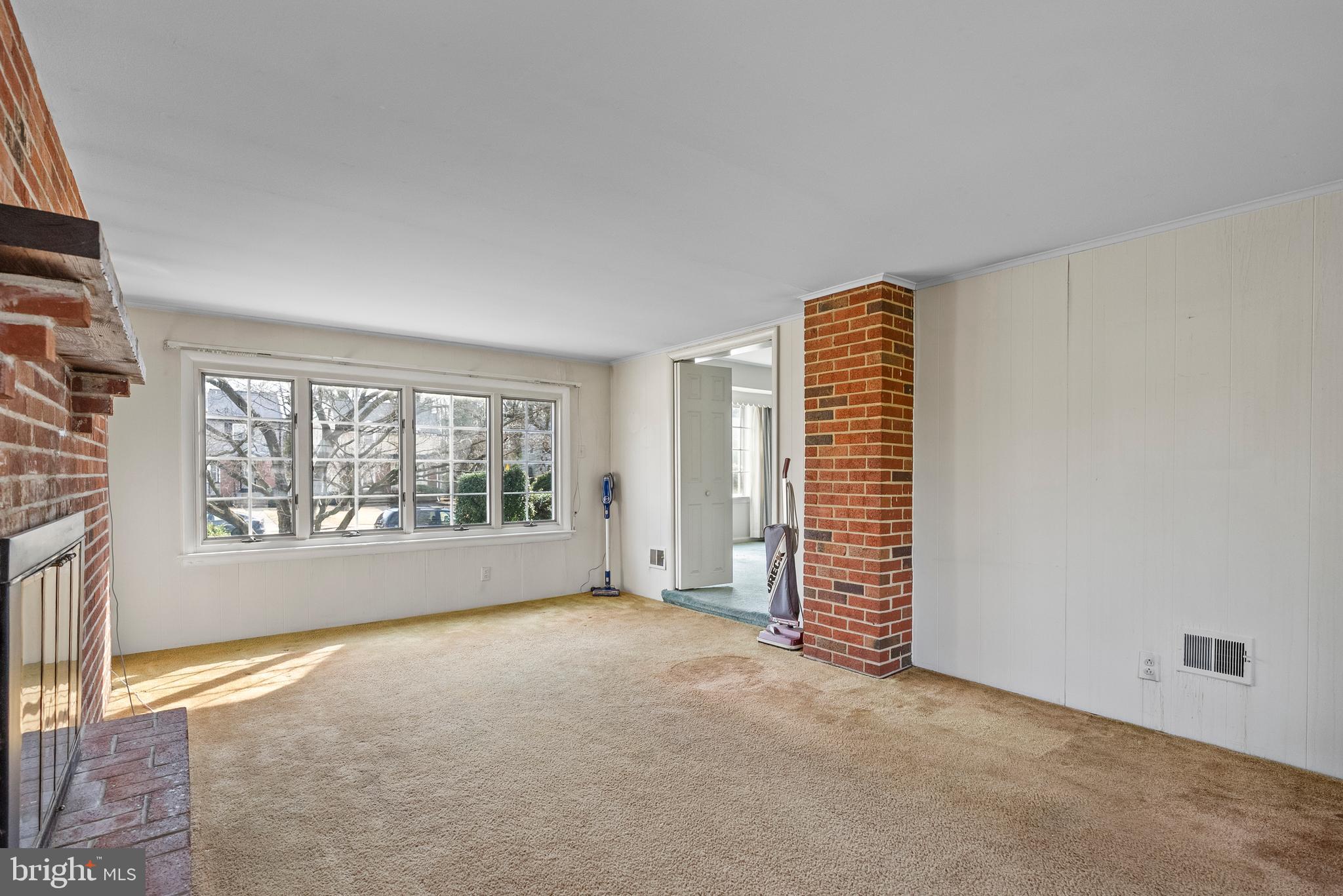 4661 Springfield Ave