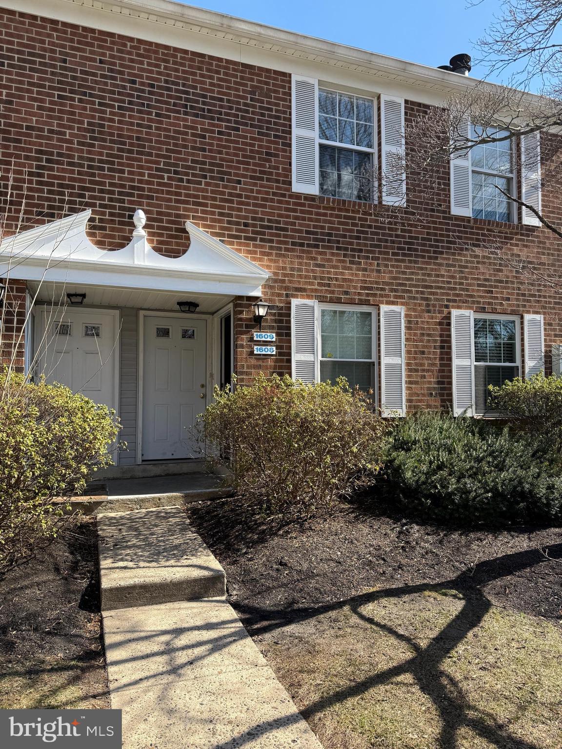 1608 HUNTINGDON MEWS