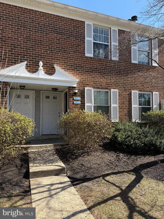 1608 HUNTINGDON MEWS