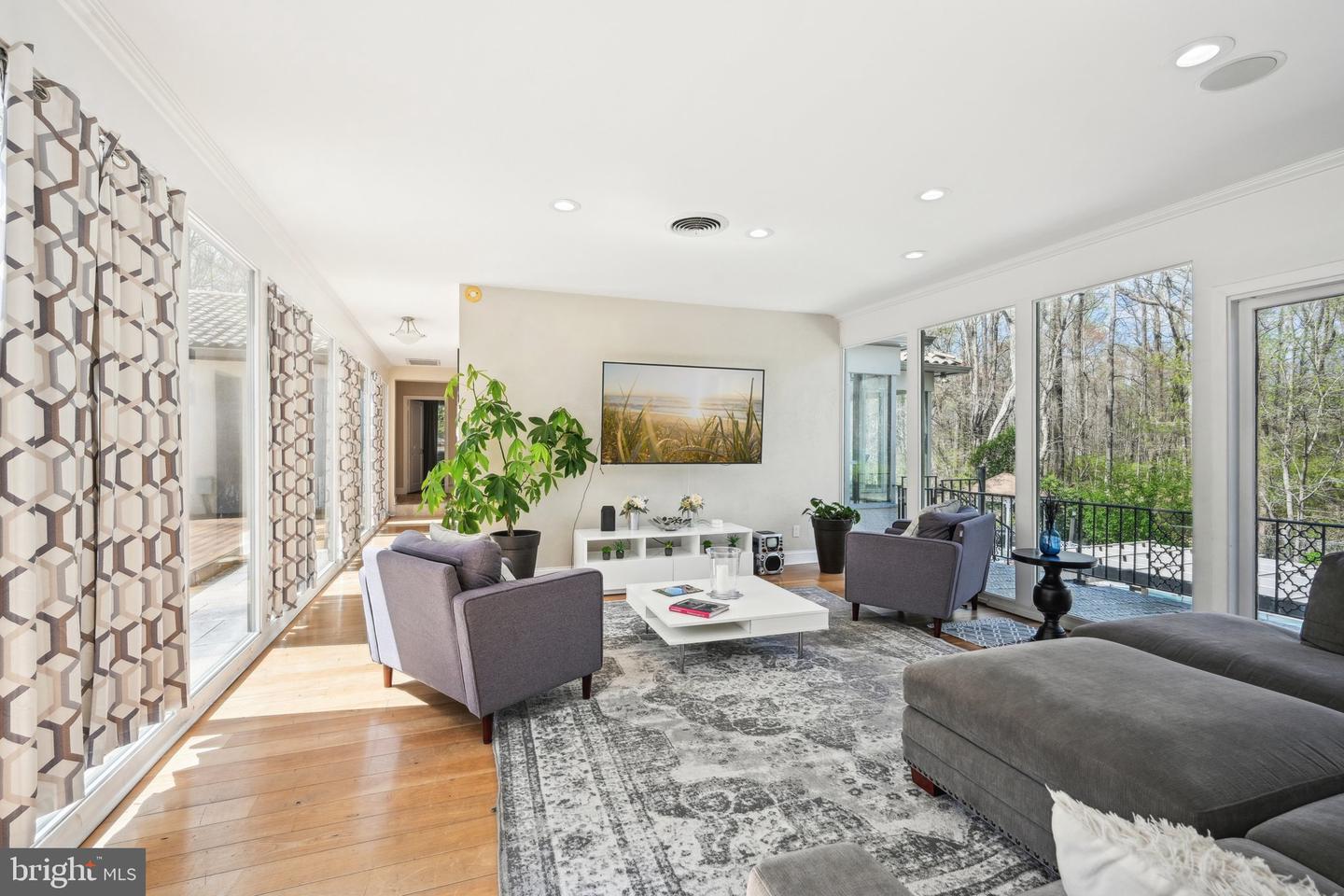 1121 Winding Dr
