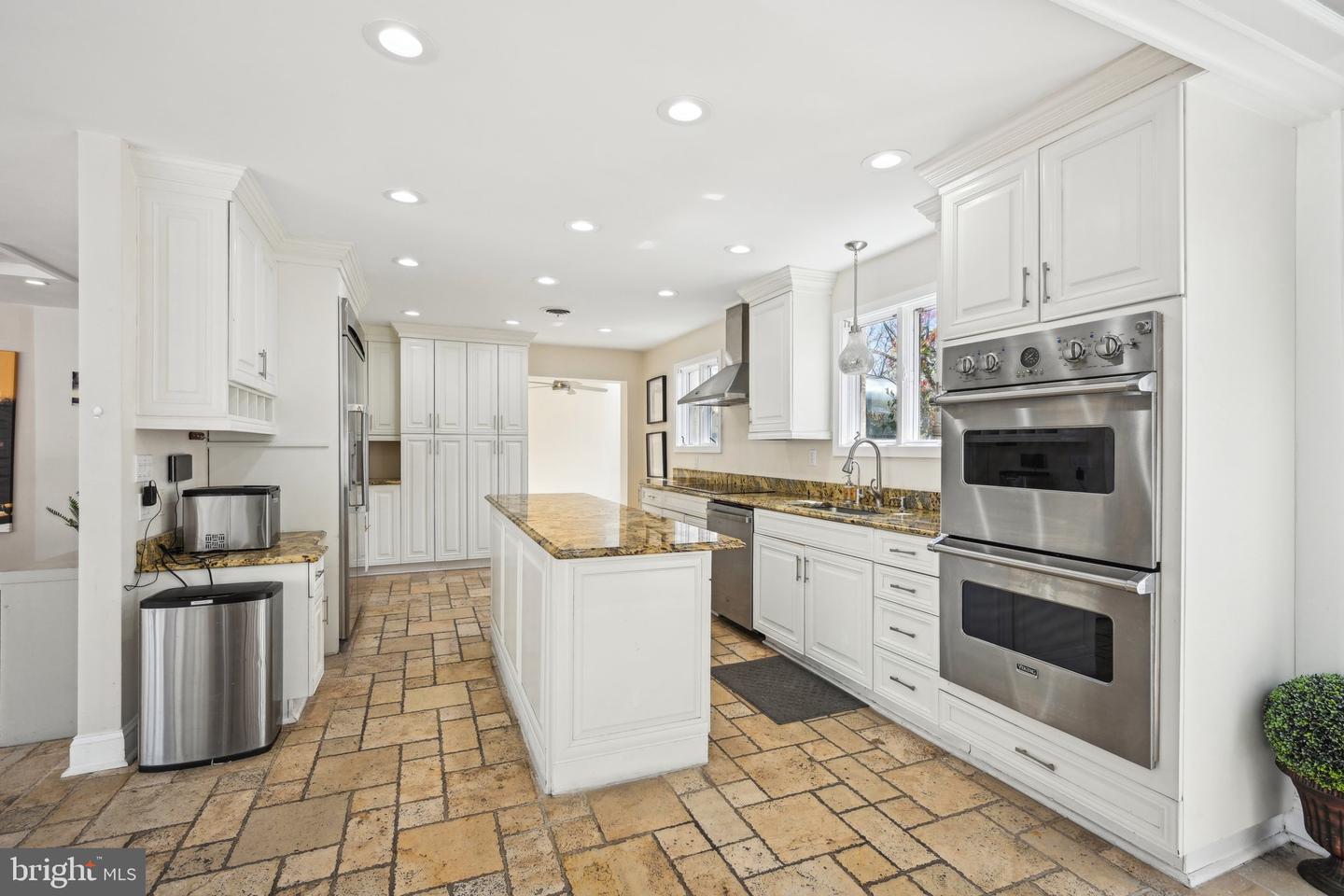 1121 Winding Dr