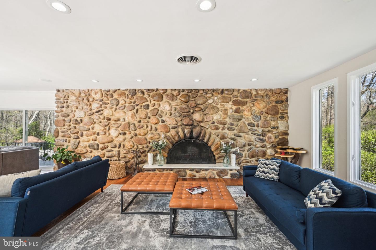 1121 Winding Dr