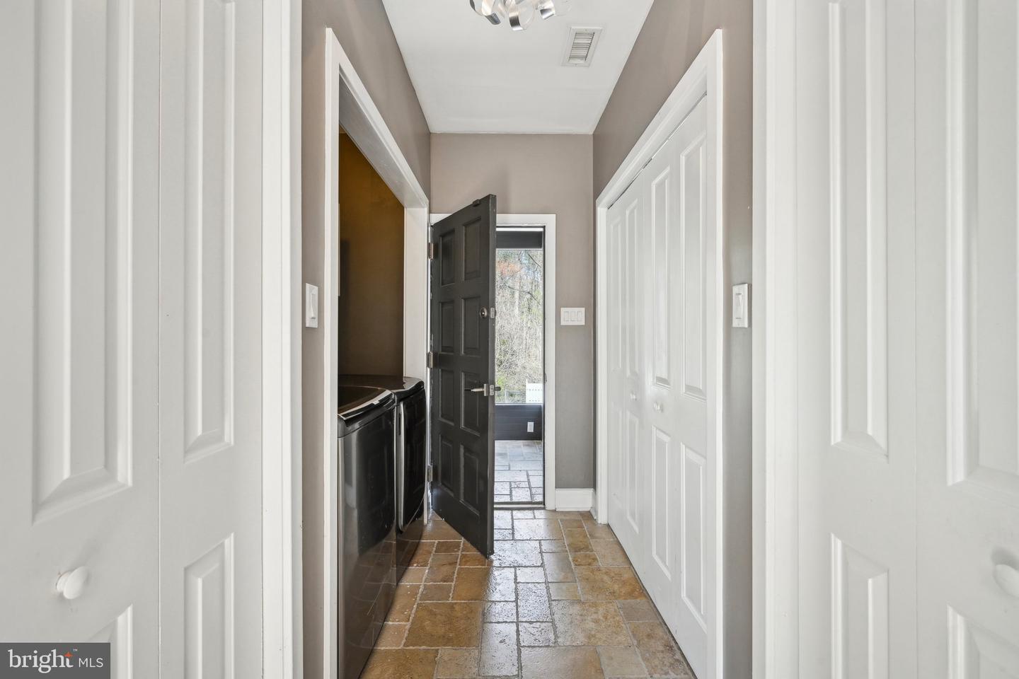 1121 Winding Dr