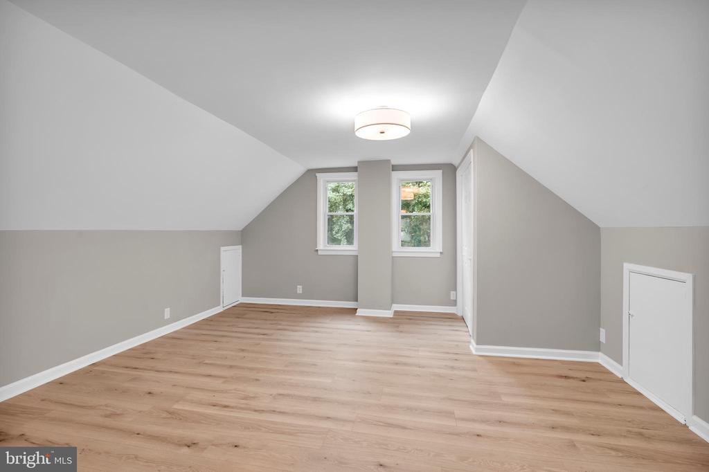 819 E EVESHAM ROAD