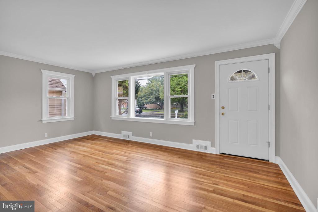 819 E EVESHAM ROAD