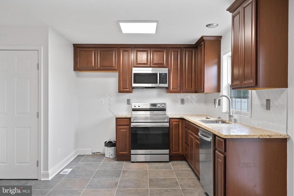 14 Coachlight Dr