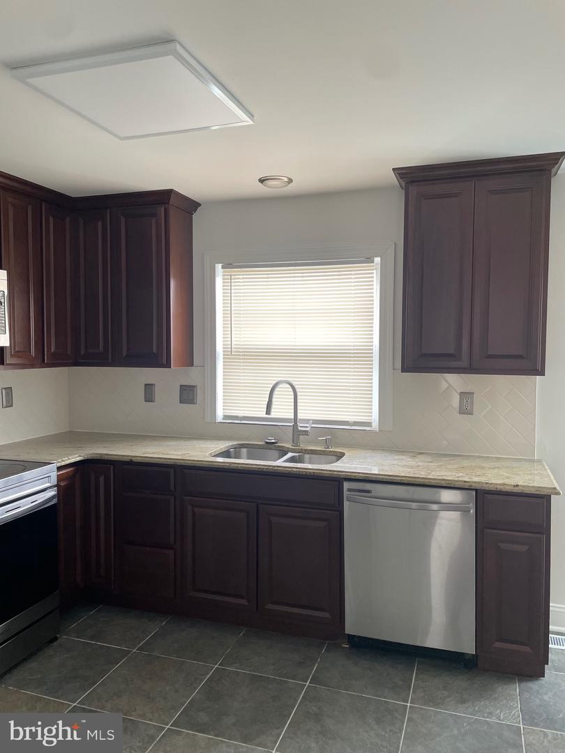 14 Coachlight Dr