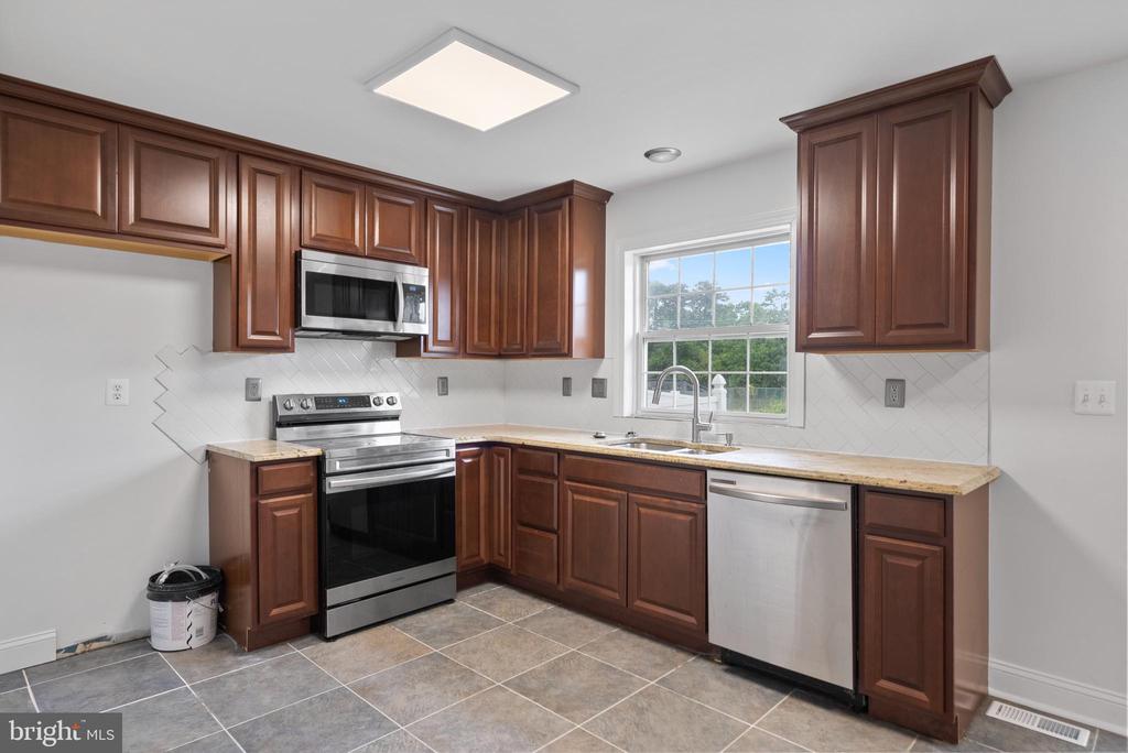 14 Coachlight Dr