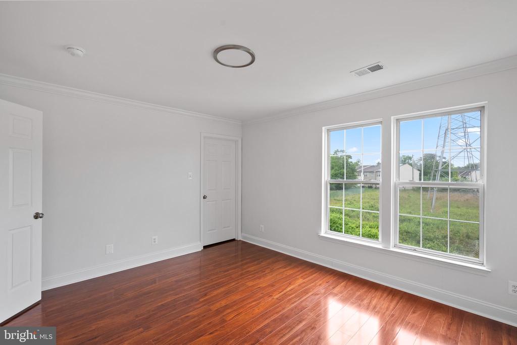 14 Coachlight Dr