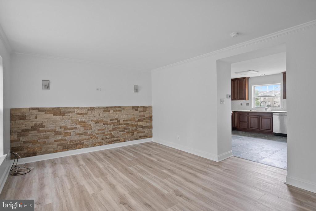 14 Coachlight Dr